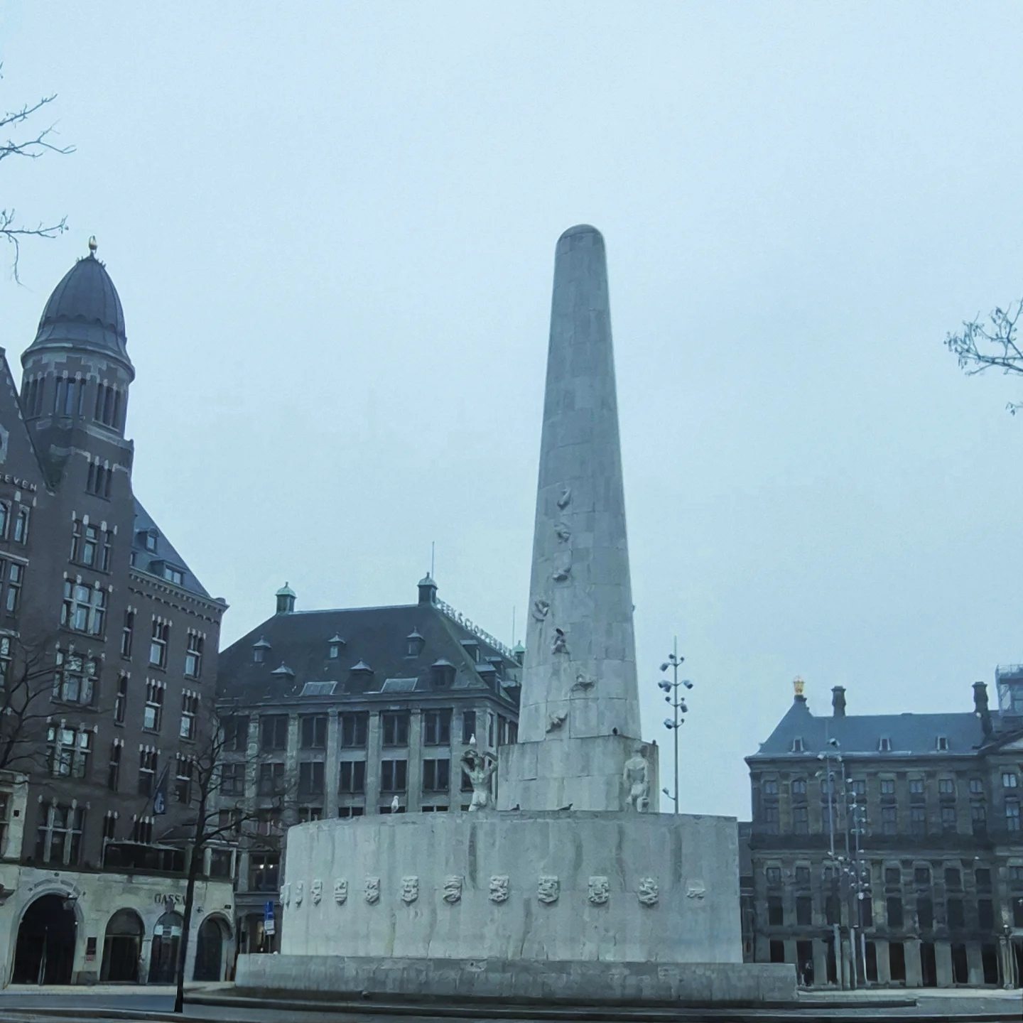 Monument op een plein