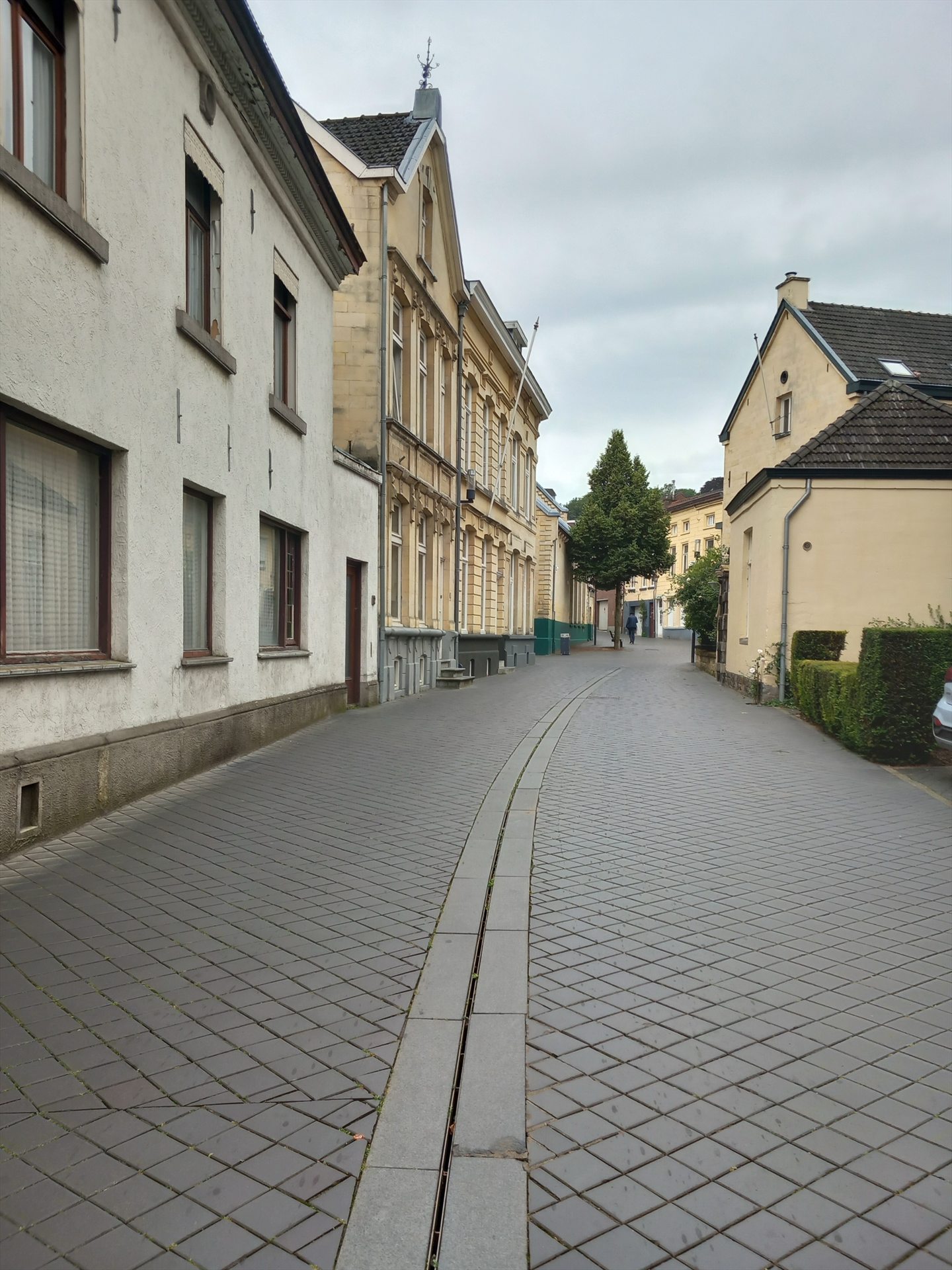 Rustige straat tussen oude gebouwen