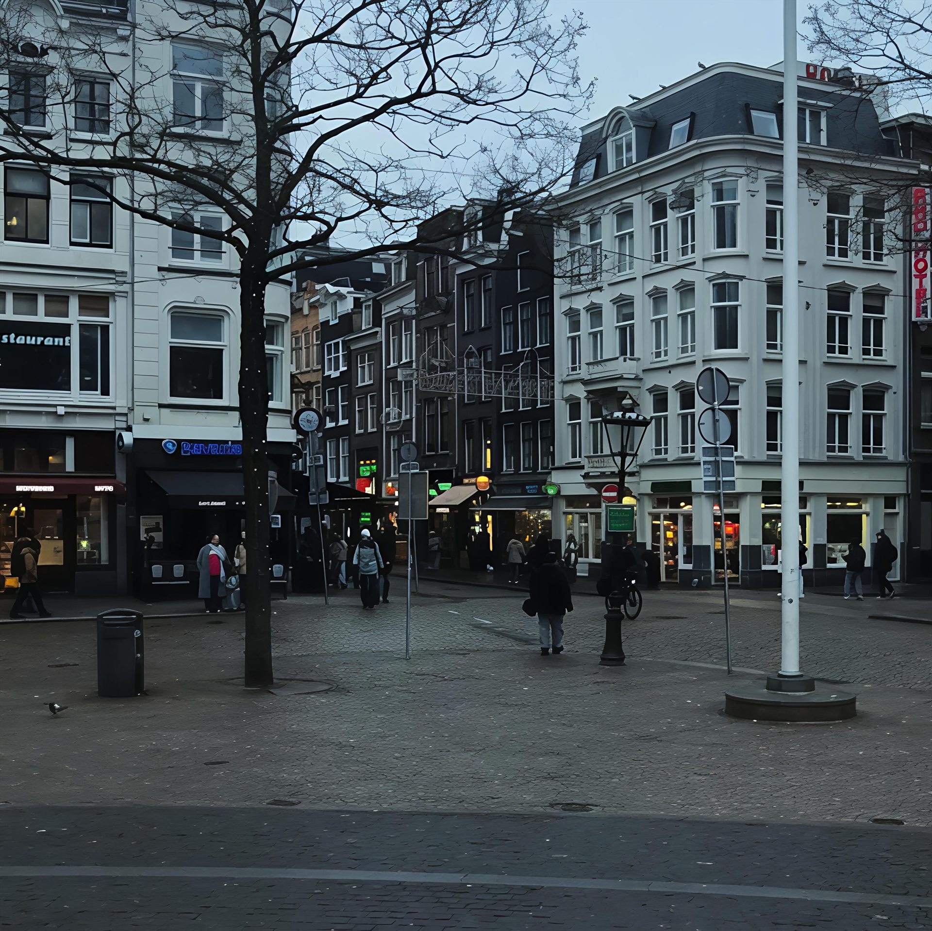Stadsstraat met winkels en oude gebouwen