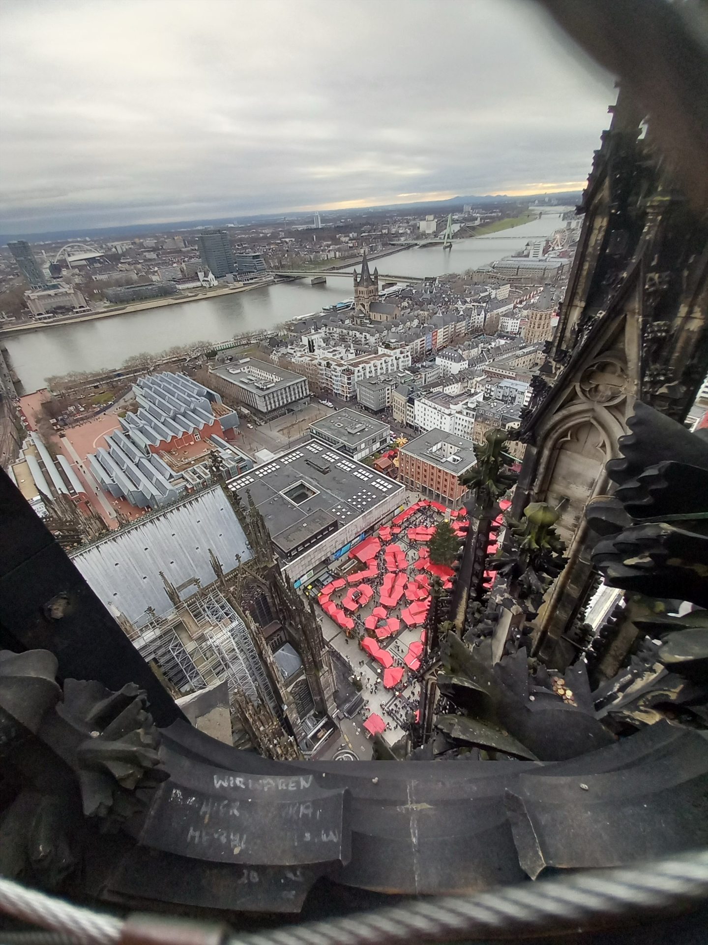 Uitzicht over een stad met rivier en bruggen