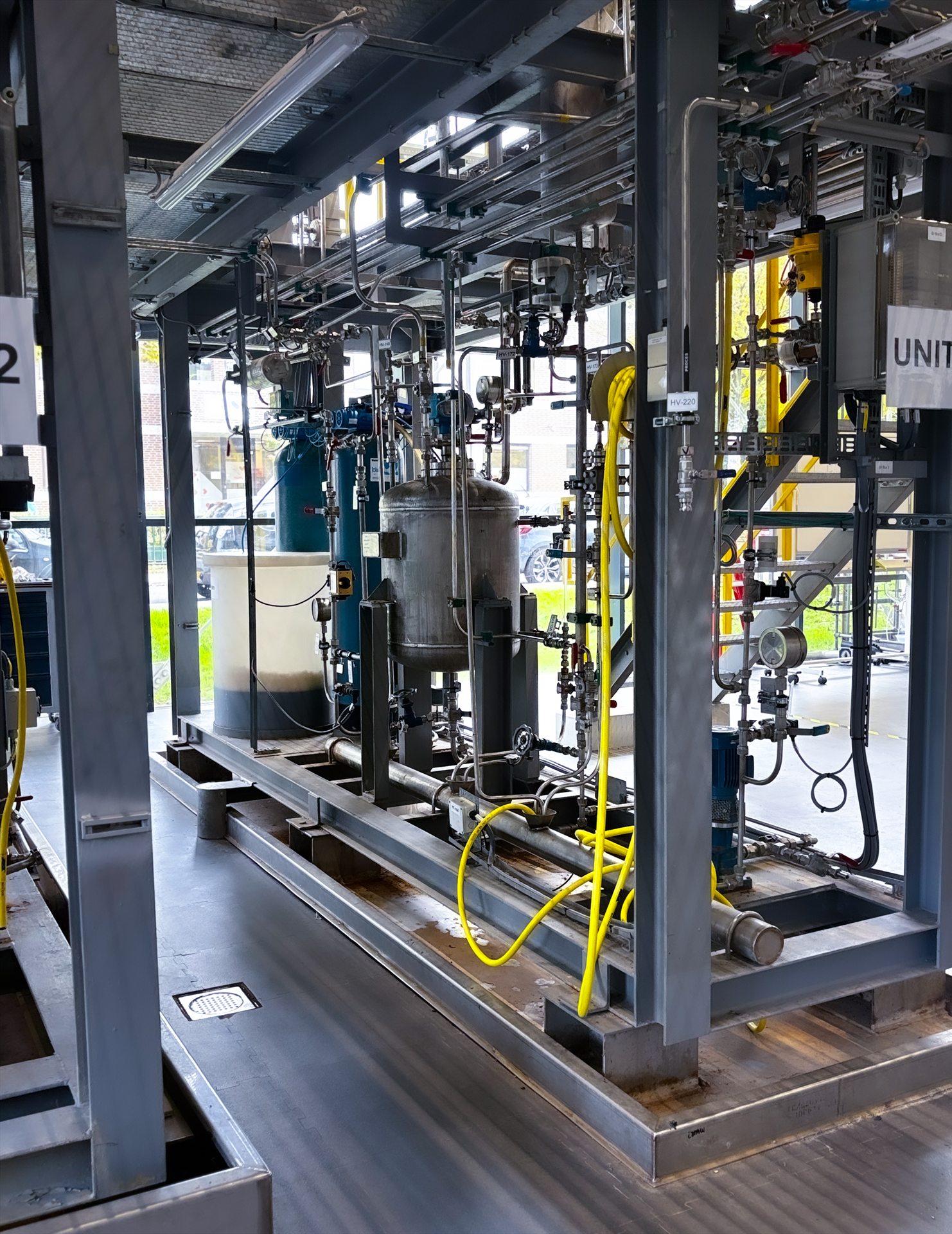 Industriële installatie met leidingen en apparatuur